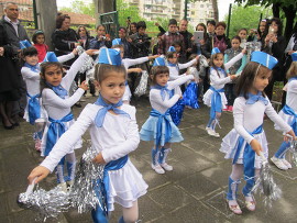 Д-р Гецова и директорът на ЦДГ „Радост” прерязаха&hellip;