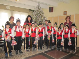 Две дружини коледари от училищата посетиха Община&hellip;