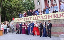 Звездно беше абитуриентското дефиле в Лясковец за&hellip;