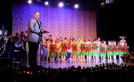 На спектакъл „Тиха нощ, свята нощ“ се радва&hellip;