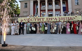 Лясковската общественост аплодира звездното дефиле…